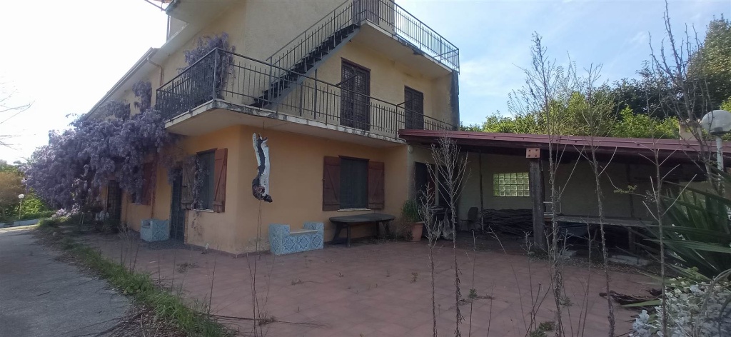 Villa in Via Serino, Atripalda, 8 locali, 3 bagni, giardino privato