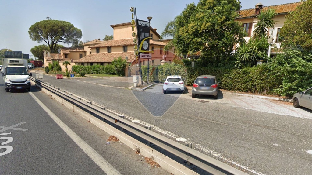 Appartamento in Via Appia Nuova, Roma, 20 locali, 10 bagni, con box