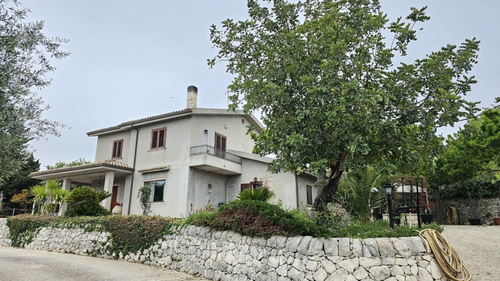 Villa a Modica, 8 locali, 2 bagni, garage, 230 m², ultimo piano