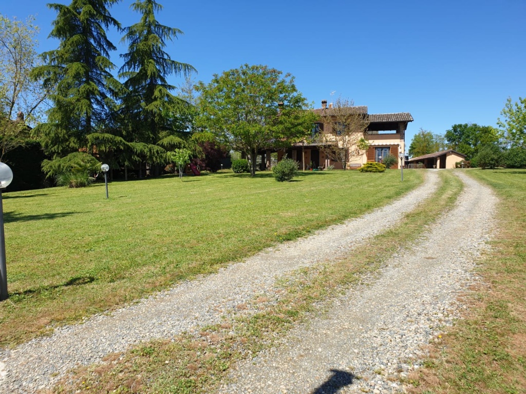 Villa a Carentino, 7 locali, 2 bagni, giardino privato, 270 m²