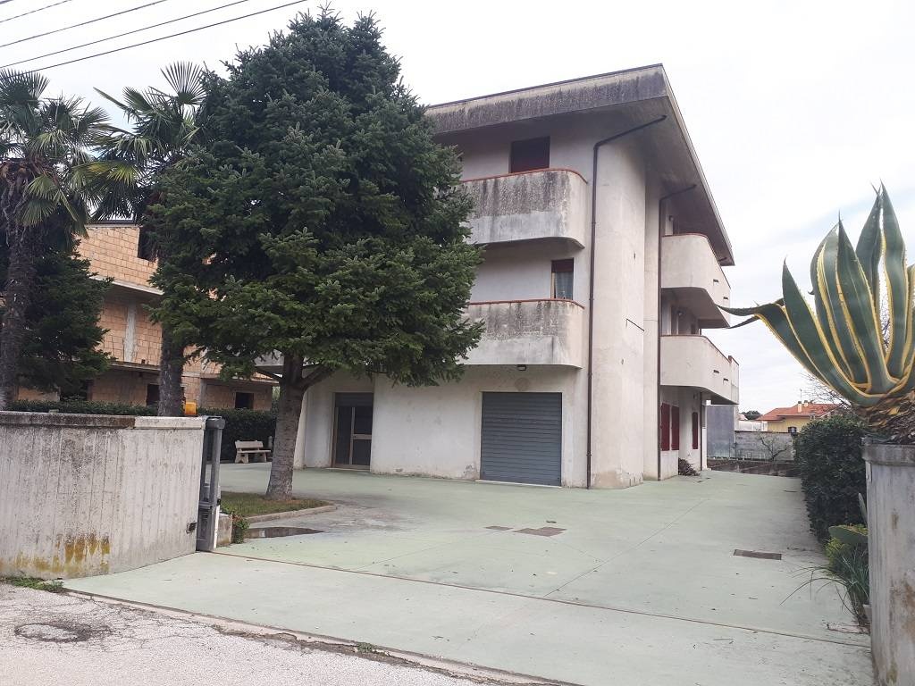 Casa indipendente in Via Del Gioco, Campli, 8 locali, 4 bagni, 560 m²