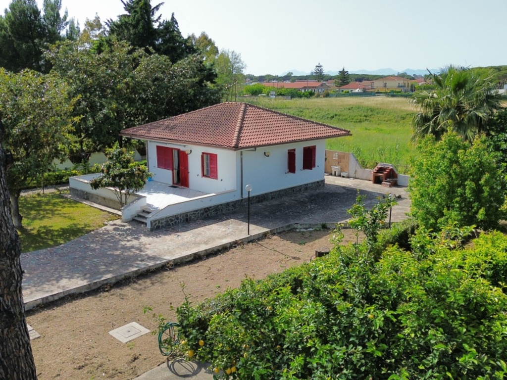 Villa in Via Laura, Capaccio Paestum, 2 bagni, giardino in comune