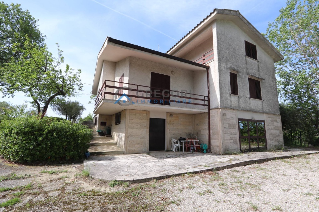 Casa indipendente in Madonna della Carità, Ancarano, 11 locali, 250 m²