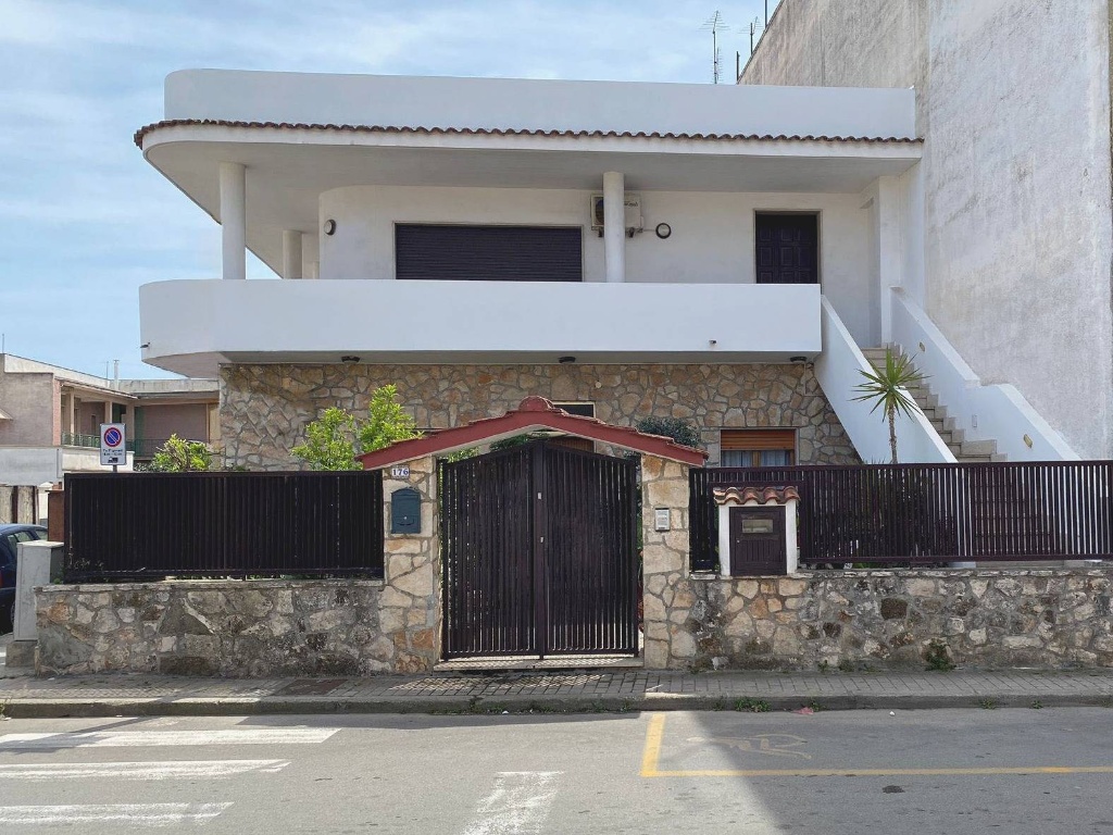 Casa indipendente in Via Umberto I, Pulsano, 8 locali, 2 bagni, 270 m²