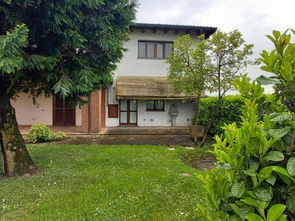 Casa semindipendente a Pieve Porto Morone, 2 locali, giardino privato