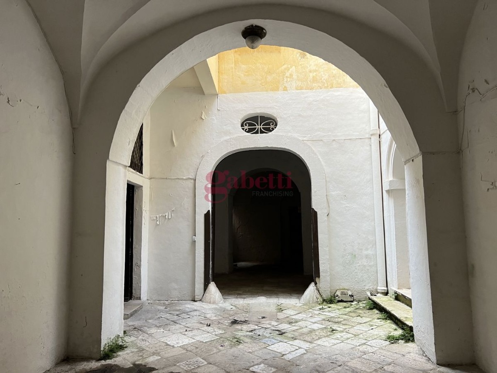 Palazzo in Via Dasumno 3, Lecce, 700 m², aria condizionata in vendita