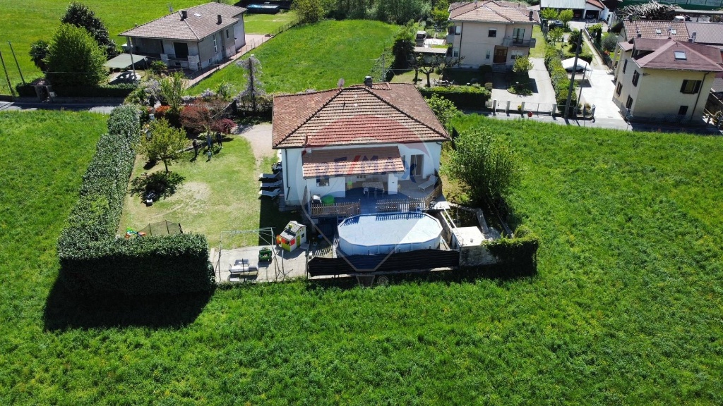 Villa in Via oberdan, Arcisate, 10 locali, 3 bagni, giardino privato