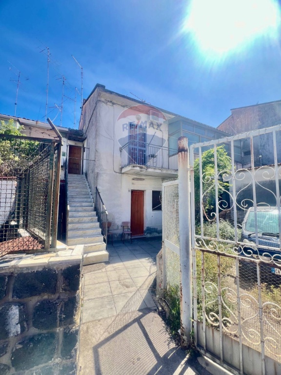 Casa semindipendente in Via Enrico Tazzoli, Catania, 2 locali, 1 bagno