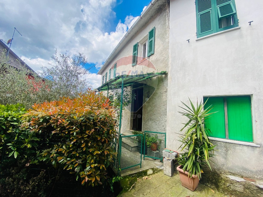 Casa semindipendente in LOCALITA' MONTALE, Varese Ligure, 5 locali