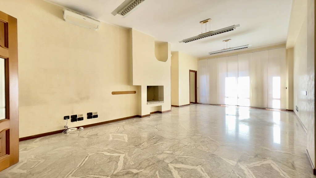 Appartamento in Via G. Zanardelli, Lecce, 7 locali, 3 bagni, 220 m²