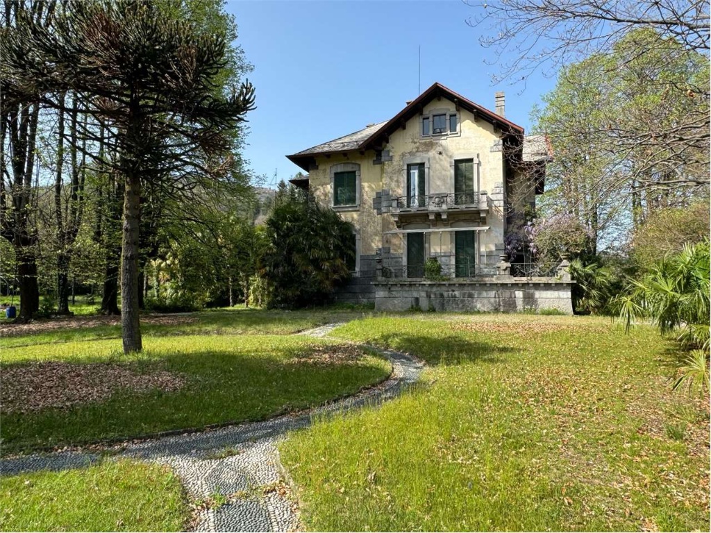 Villa a Marchirolo, 10 locali, 4 bagni, giardino privato, 570 m²