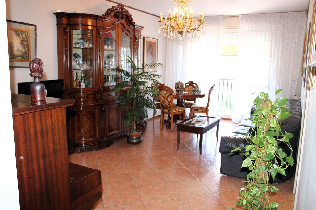 Trilocale in Via Monfalcone 37, Vercelli, 2 bagni, 90 m², 6° piano