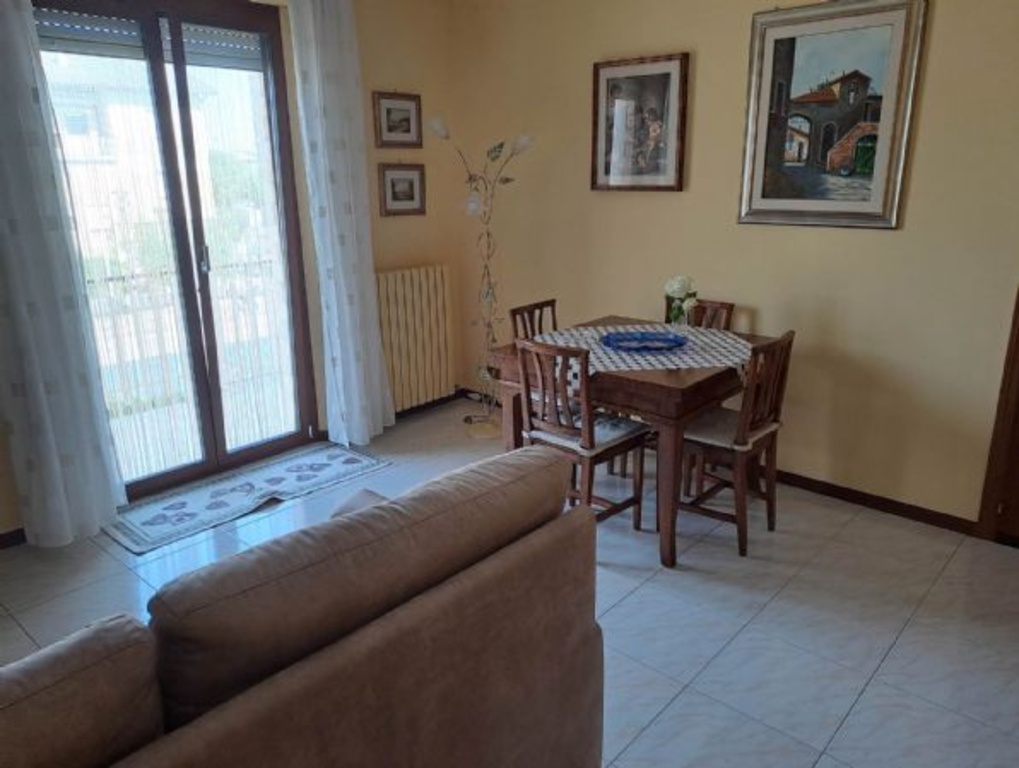 Appartamento a Maiolati Spontini, 5 locali, 1 bagno, 90 m², 1° piano
