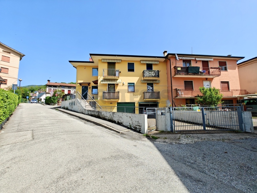 Quadrilocale in Via Castretta 20, Cornedo Vicentino, 1 bagno, garage