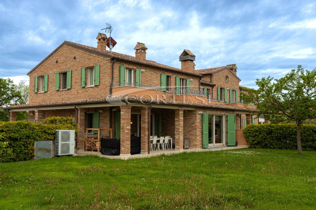 Villa a Mondolfo, 10 locali, 4 bagni, giardino privato, con box