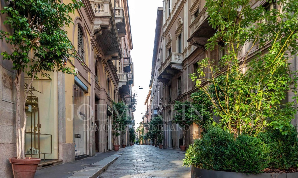 Attico in Via Santo Spirito, Milano, 2 locali, 1 bagno, con box