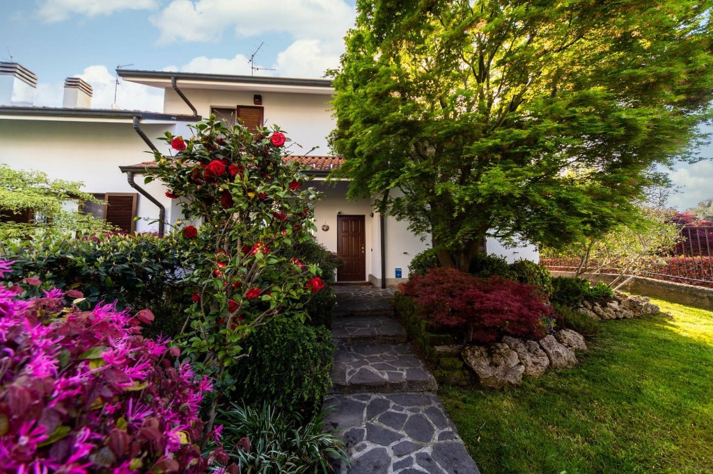 Villa a schiera in Via Monte Rosa, Vimercate, 5 locali, 3 bagni