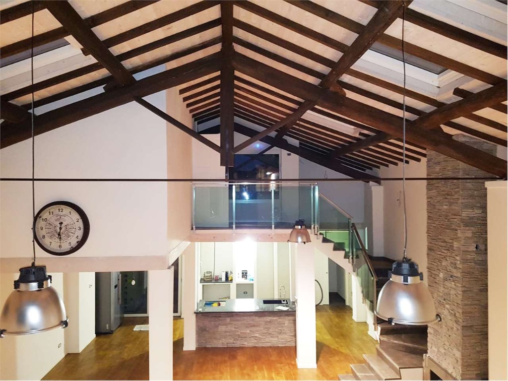 Loft a Prato, 4 locali, 2 bagni, giardino privato, garage, arredato