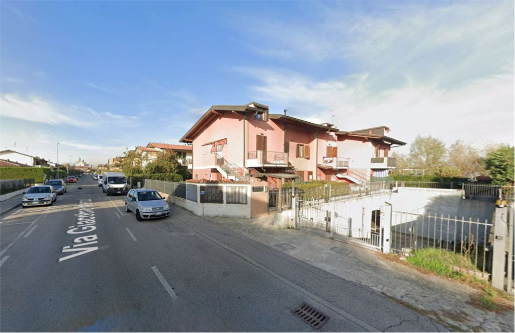 Trilocale in Via Manzù 95, Brignano Gera d'Adda, 1 bagno, garage