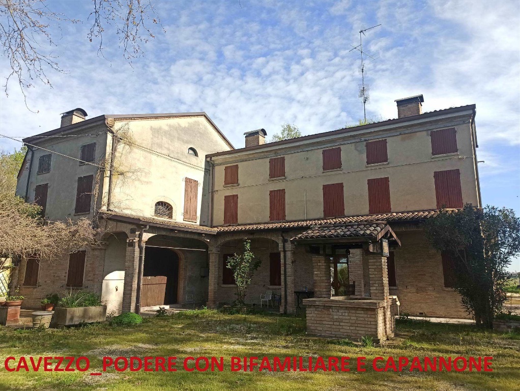 Appartamento bifamiliare a Cavezzo, 14 locali, 4 bagni, 556 m²