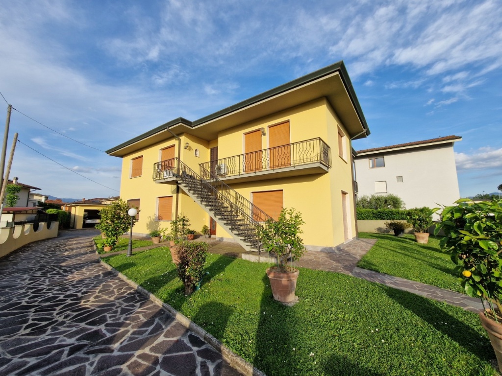 Villa in Via dei Pellegrini, Lucca, 11 locali, 4 bagni, garage, 240 m²