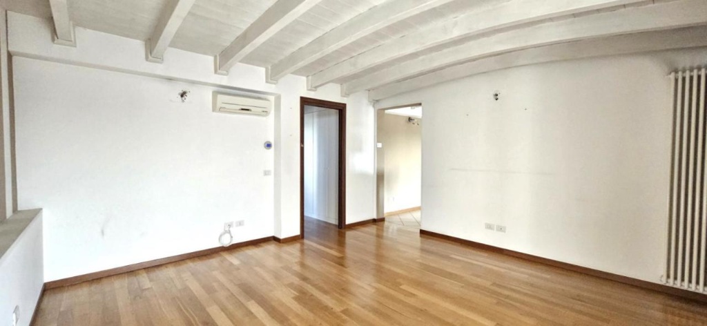 Bilocale in Via Bari, Brescia, 1 bagno, 54 m², ultimo piano in vendita