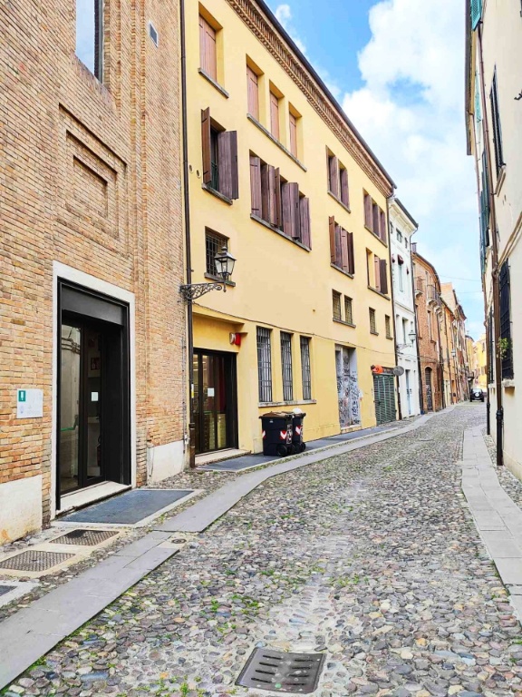 Quadrilocale in Via Vittoria, Ferrara, 2 bagni, con box, 150 m²