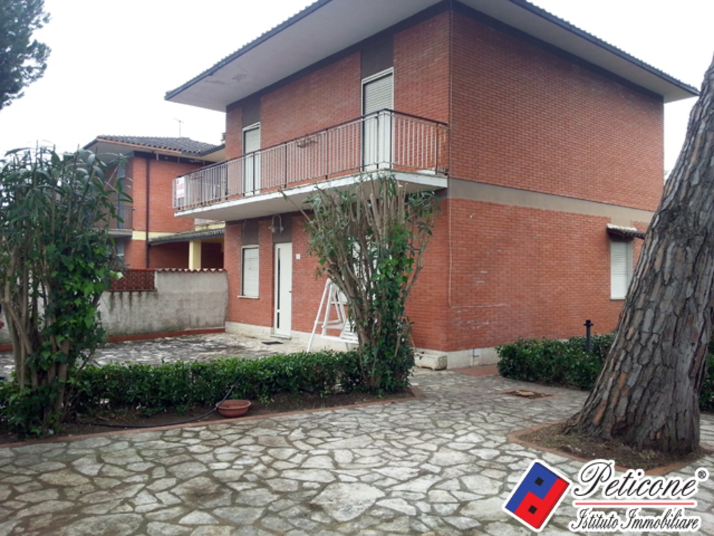 Villa in Via Salto, Fondi, 7 locali, 2 bagni, giardino privato, 150 m²