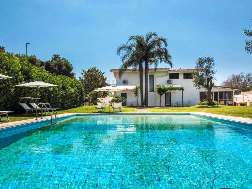 Villa a Casarano, 8 locali, 480 m², classe energetica B in vendita