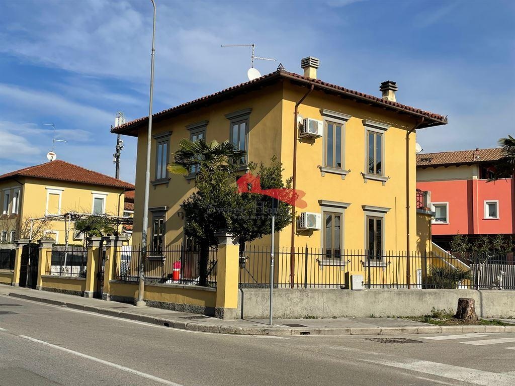 Casa indipendente a Udine, 9 locali, 2 bagni, arredato, 210 m²
