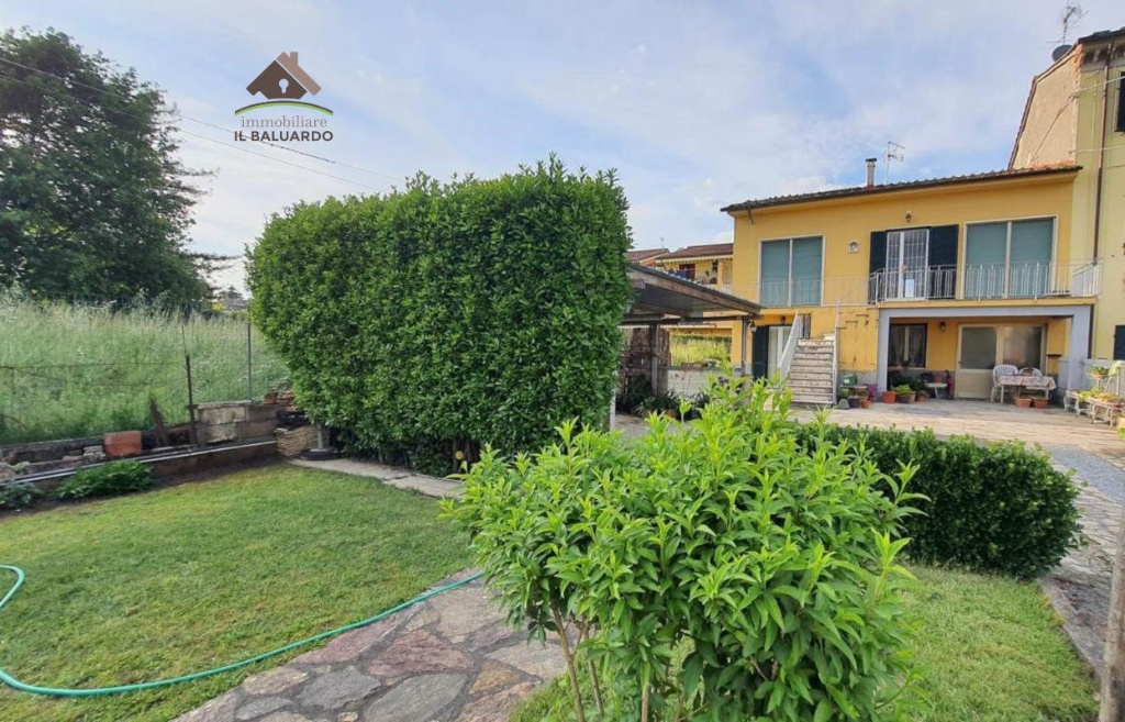 Casa semindipendente a Lucca, 8 locali, 2 bagni, 190 m², abitabile