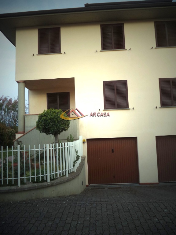 Villa ad Arezzo, 7 locali, 2 bagni, giardino privato, arredato, 200 m²