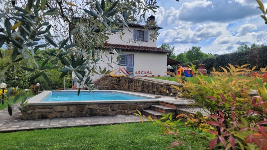 Villa a Montevarchi, 8 locali, 3 bagni, giardino privato, arredato