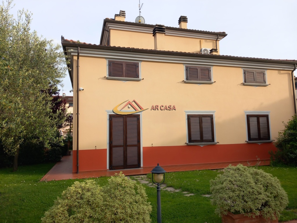 Casa indipendente ad Arezzo, 11 locali, 5 bagni, giardino privato