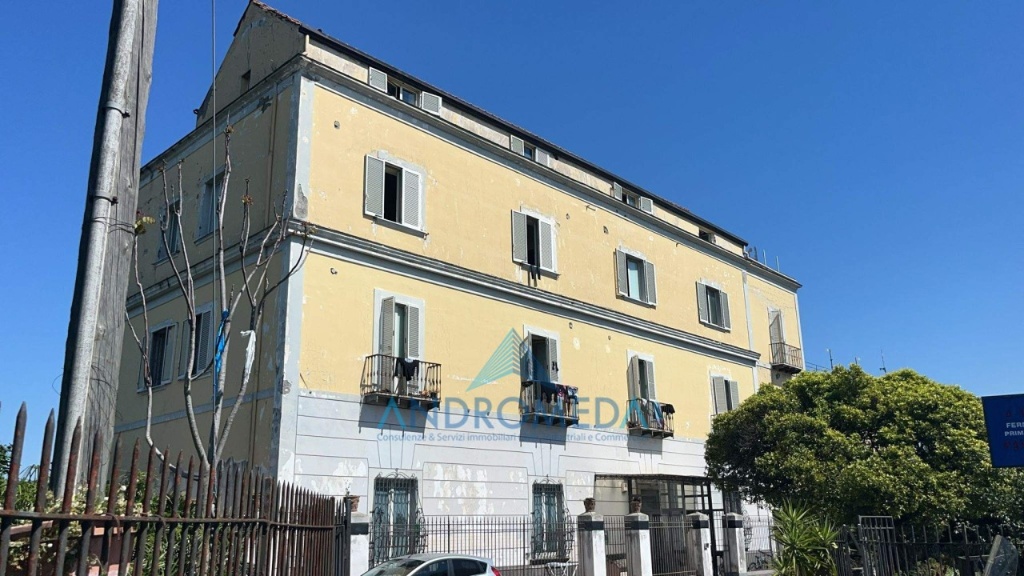 Palazzo a Napoli, 12 locali, 8 bagni, 2875 m², da ristrutturare