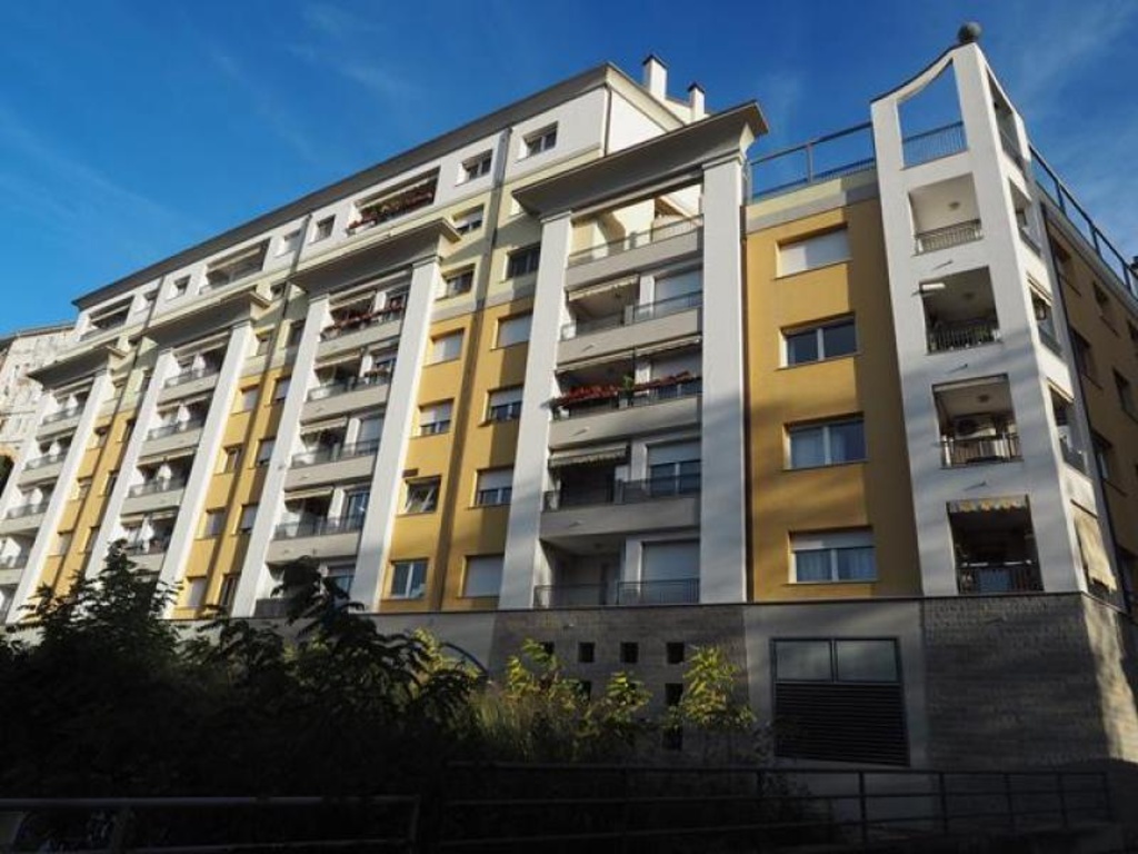 Quadrilocale a Trieste, 2 bagni, posto auto, 181 m², 7° piano