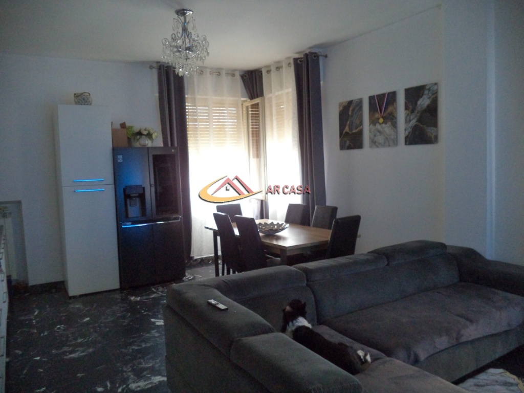 Appartamento ad Arezzo, 5 locali, 2 bagni, arredato, 115 m², 1 balcone