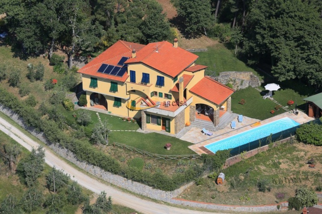 Casa indipendente a Montevarchi, 10 locali, giardino privato, arredato