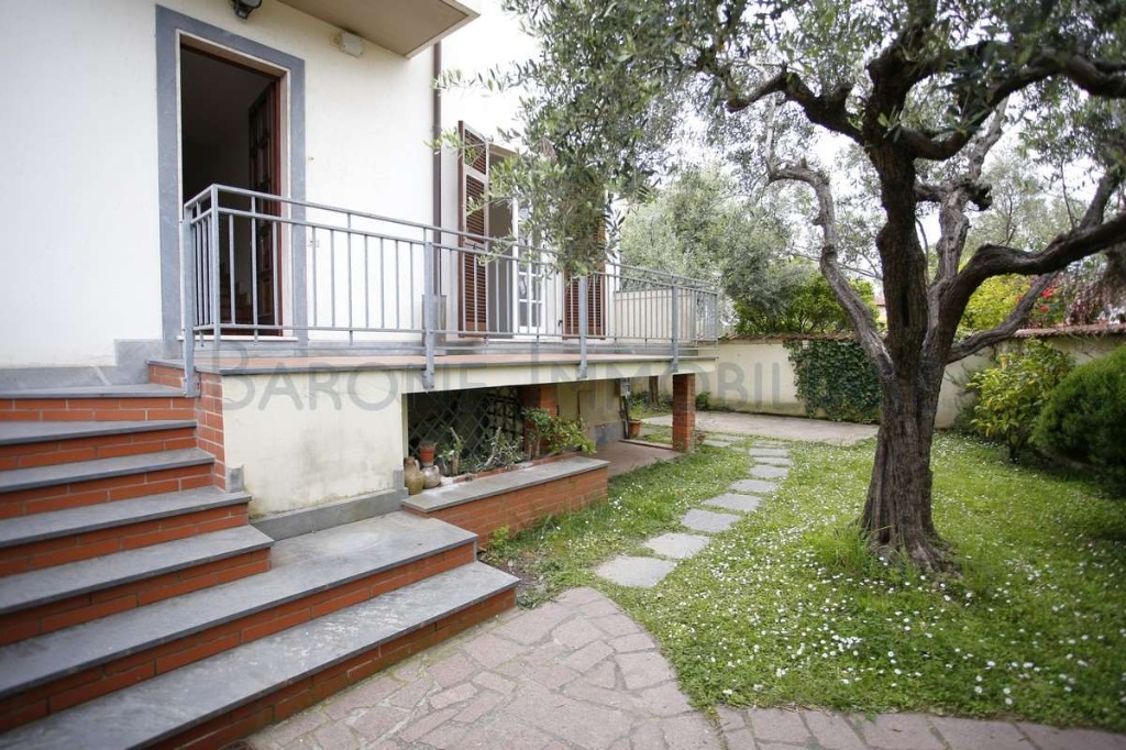 Appartamento in Viale monzoni 112, Carrara, 8 locali, 3 bagni, garage