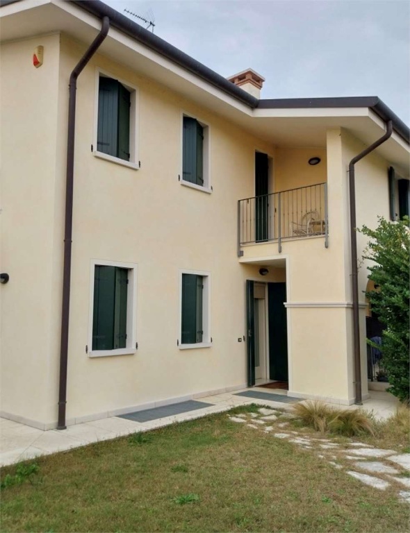 Casa indipendente in Via Giovanni Falcone, Spresiano, 8 locali, garage