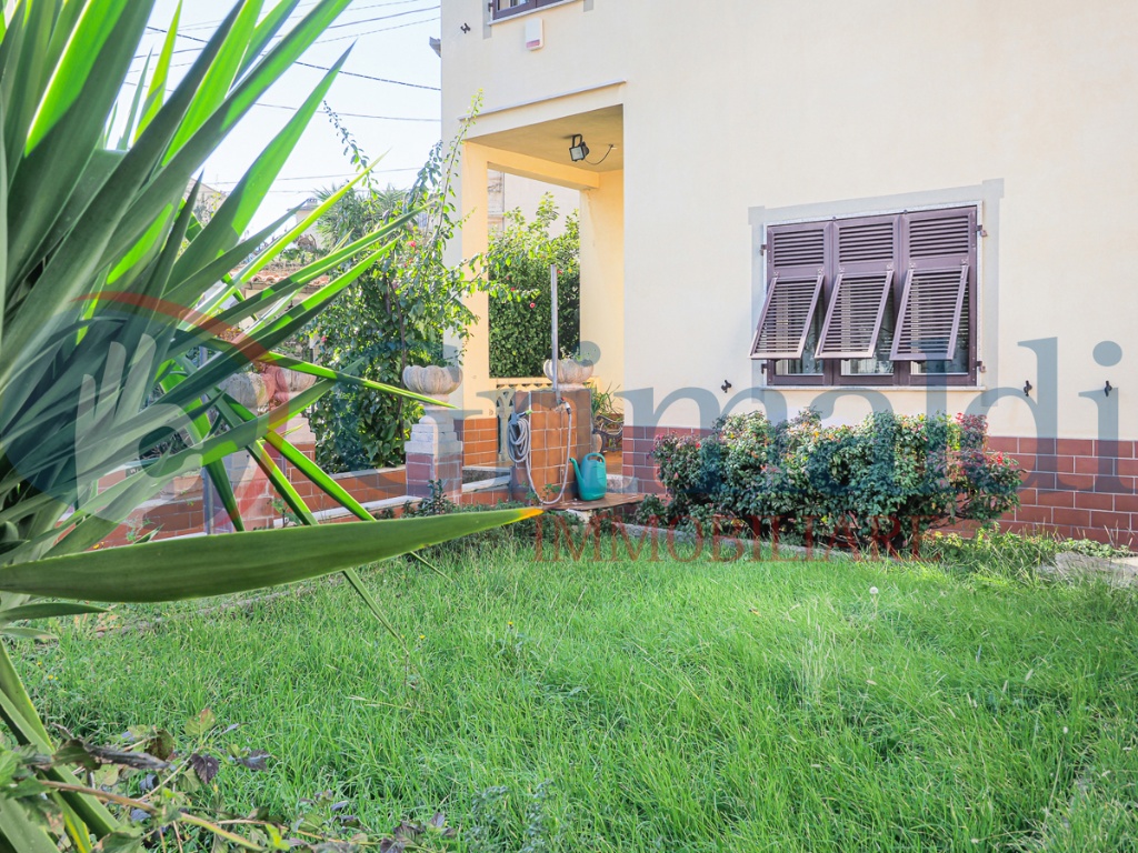 Casa indipendente a La Spezia, 5 locali, 2 bagni, giardino privato