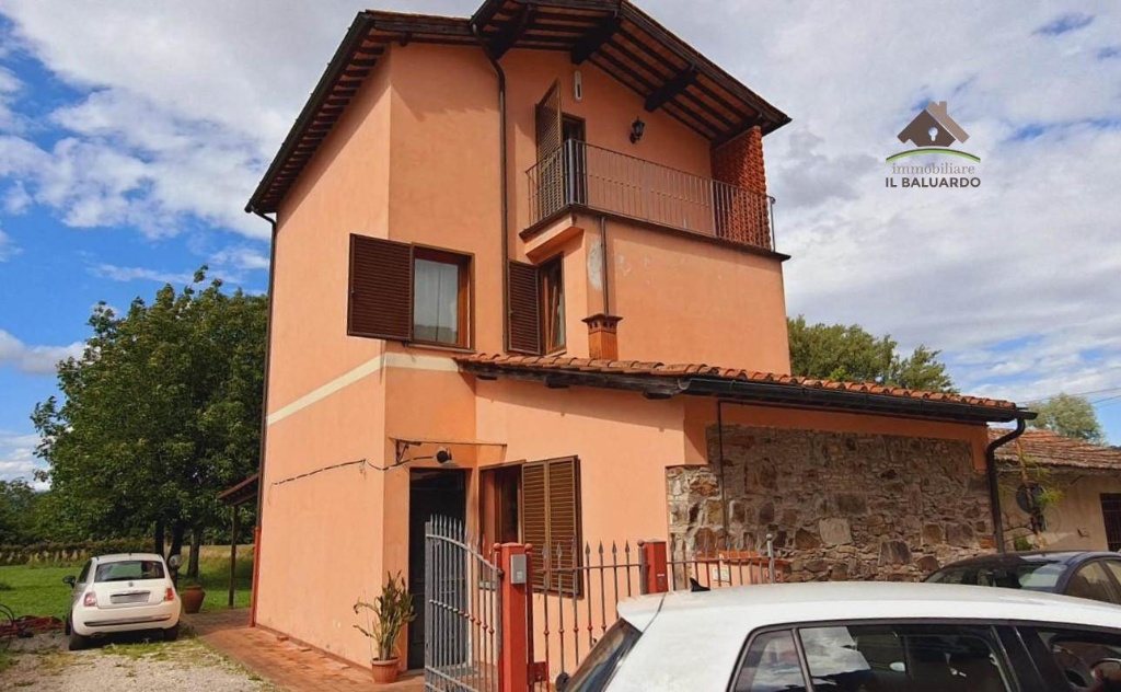 Casa indipendente a Lucca, 5 locali, 2 bagni, 130 m², piano rialzato