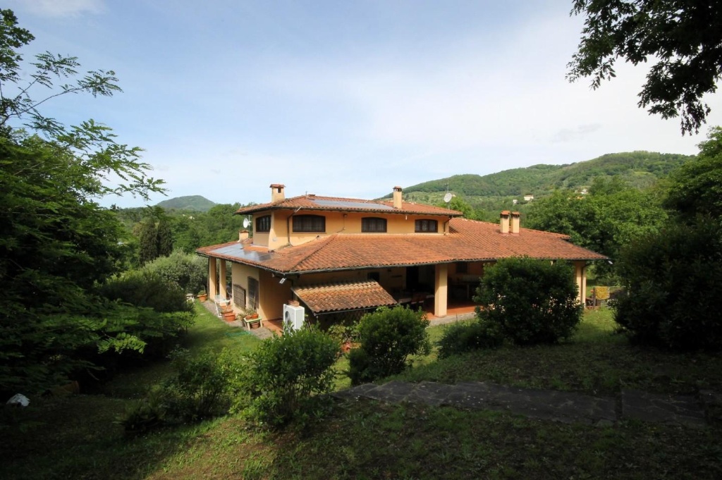 Villa a Lucca, 8 locali, 4 bagni, giardino privato, posto auto, 350 m²