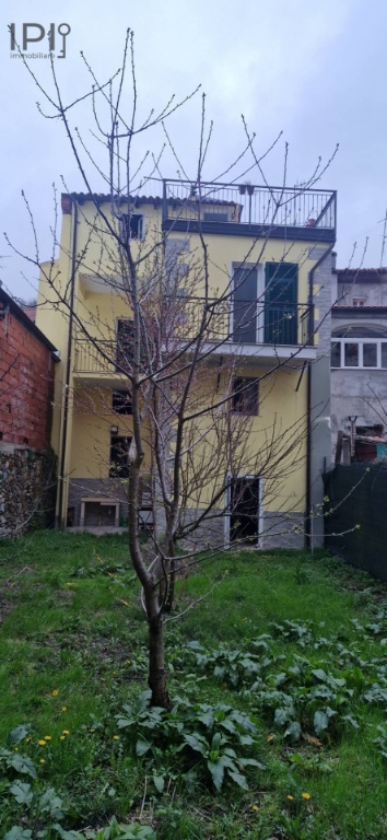 Casa semindipendente in Via Cesio, Altare, 11 locali, 2 bagni, 200 m²
