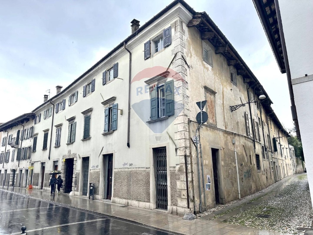 Casa indipendente in Via Mantica, Udine, 20 locali, 4 bagni, con box