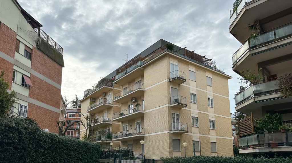 Appartamento in Via Oriolo Romano, Roma, 6 locali, 2 bagni, con box