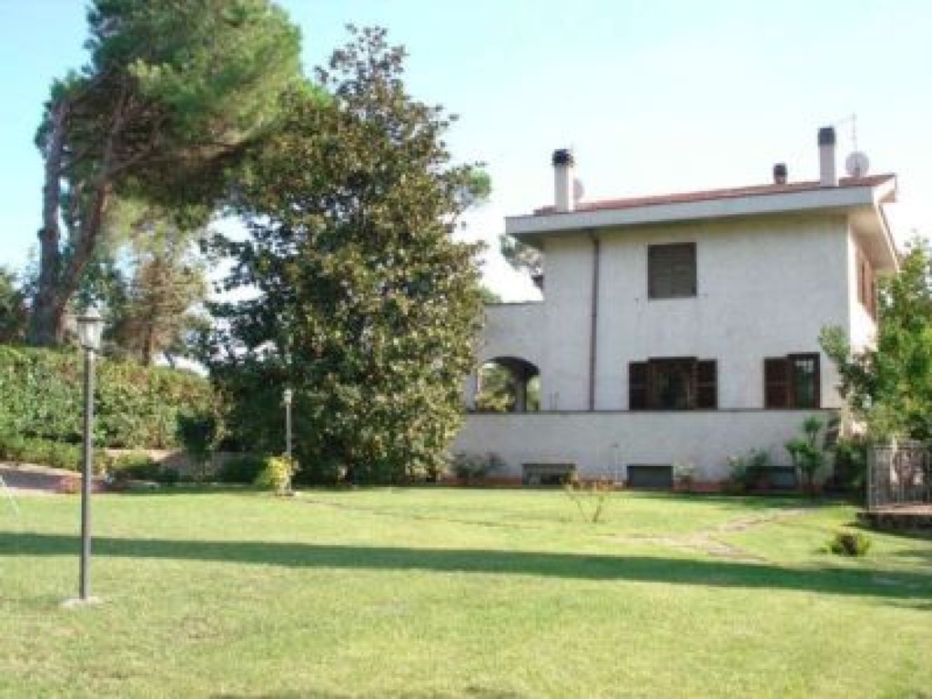 Villa in Via roberto mazzucco, Roma, 1 bagno, giardino in comune