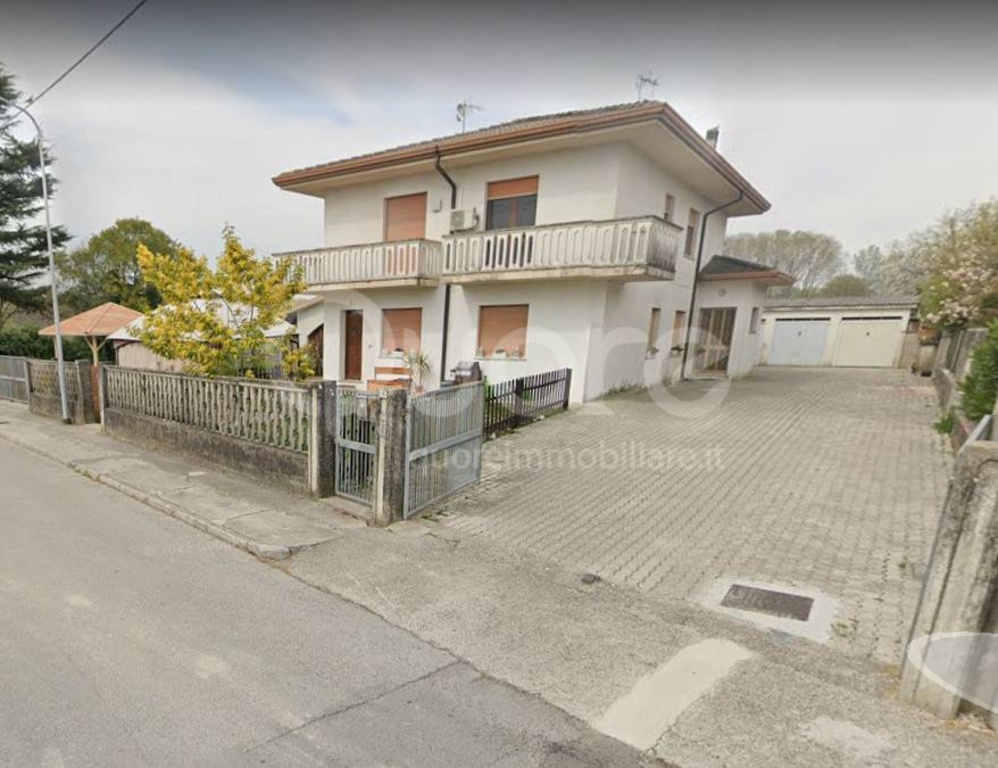 Appartamento in Via Colautto, Ronchis, 8 locali, 2 bagni, con box