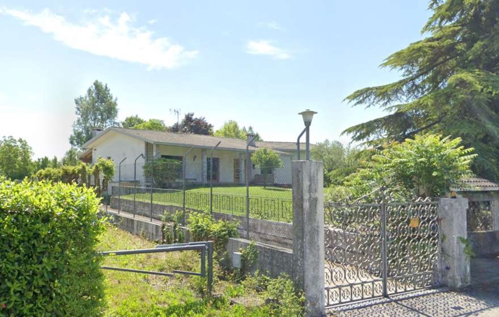 Casa indipendente in Via Baratti, Prata di Pordenone, 14 locali