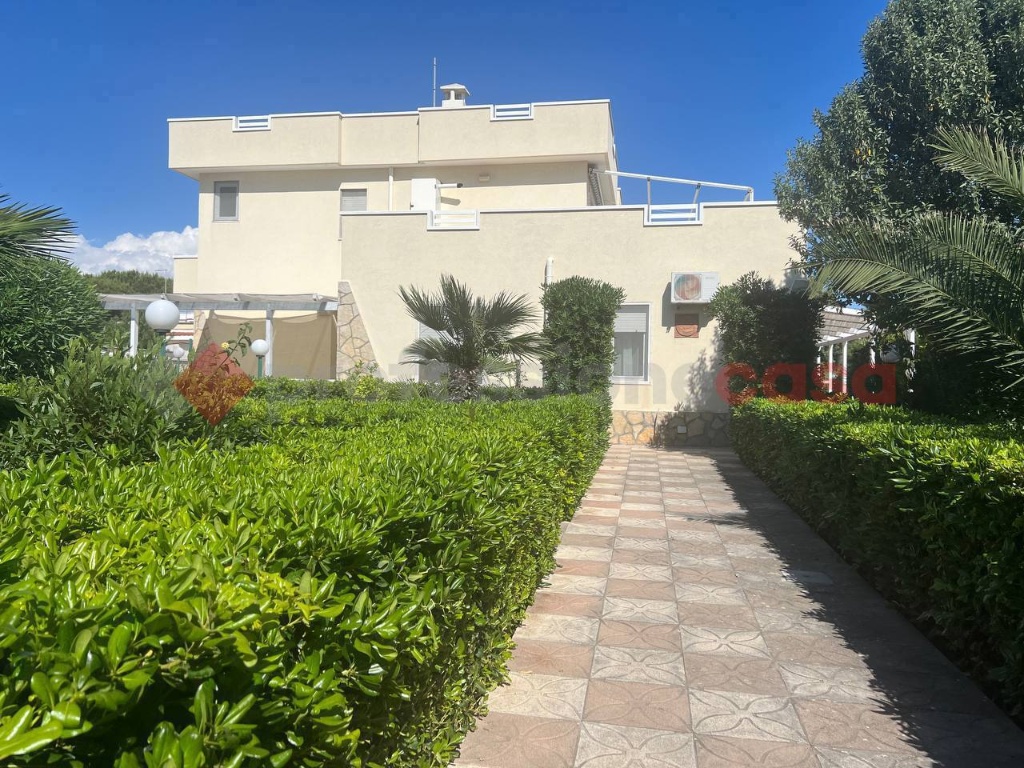 Villa in Via Lucerne 2, Taranto, 20 locali, posto auto, 350 m²